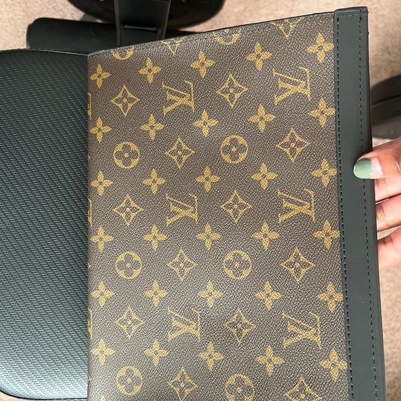 LV CLUTCH - Picture 1 of 5
